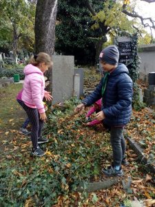 02.11.2023 – Dušičková návštěva hřbitova (IV.C) – Album - fotografie 6