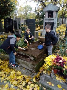 02.11.2023 – Dušičková návštěva hřbitova (IV.C) – Album - fotografie 8