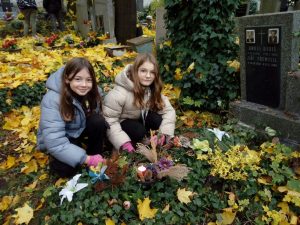 02.11.2023 – Dušičková návštěva hřbitova (IV.C) – Album - fotografie 11