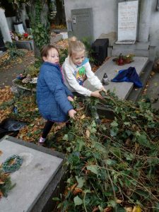 02.11.2023 – Dušičková návštěva hřbitova (IV.C) – Album - fotografie 12