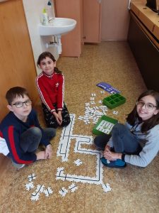 28.03.2023 – Informatika_IV.D (OzoBot) – Album - fotografie 4