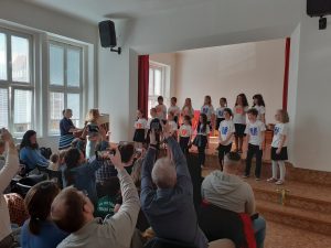 27.04.2023 – Hrabalova koťata – pěvecký sbor – Album - fotografie 3