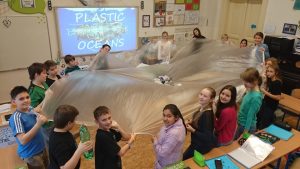 20.02.2016 – Zeměpisný projekt – PLASTIC OCEAN (6.ABC) – Album - fotografie 3