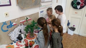 22.09.2017 – Proč kopřivy pálí – hodina přírodovědy (5.C) – Album - fotografie 3