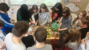 20.03.2017 – Zeměpisný workshop – karibské koktejly (7.ABC) – Album - fotografie 16