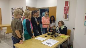 13.11.2015 – Nevidíme, neslyšíme, ale cítíme – workshop (8.B) – Album - fotografie 5