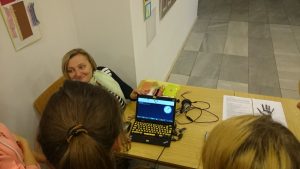 13.11.2015 – Nevidíme, neslyšíme, ale cítíme – workshop (8.B) – Album - fotografie 6