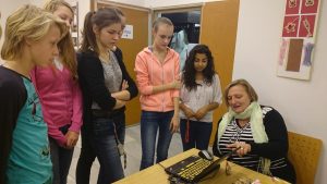 13.11.2015 – Nevidíme, neslyšíme, ale cítíme – workshop (8.B) – Album - fotografie 8