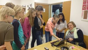 13.11.2015 – Nevidíme, neslyšíme, ale cítíme – workshop (8.B) – Album - fotografie 9