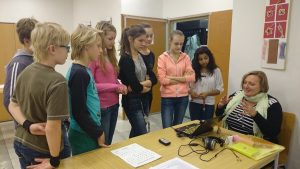 13.11.2015 – Nevidíme, neslyšíme, ale cítíme – workshop (8.B) – Album - fotografie 10