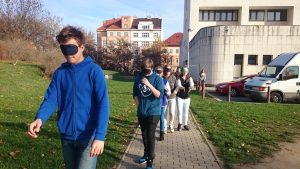 13.11.2015 – Nevidíme, neslyšíme, ale cítíme – workshop (8.B) – Album - fotografie 16