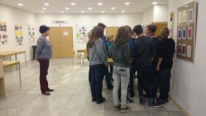 13.11.2015 – Nevidíme, neslyšíme, ale cítíme – workshop (8.B) – Album - fotografie 26