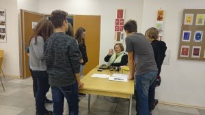 13.11.2015 – Nevidíme, neslyšíme, ale cítíme – workshop (8.B) – Album - fotografie 28