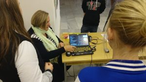 13.11.2015 – Nevidíme, neslyšíme, ale cítíme – workshop (8.B) – Album - fotografie 31