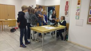 13.11.2015 – Nevidíme, neslyšíme, ale cítíme – workshop (8.B) – Album - fotografie 49