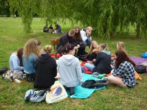 24.06.2015 – Závěrečný piknik ve Stromovce (7.B + 8.B) – Album - fotografie 15