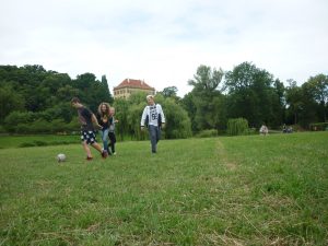 24.06.2015 – Závěrečný piknik ve Stromovce (7.B + 8.B) – Album - fotografie 17